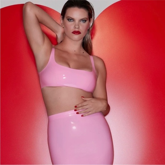 SKIMS Latex Mini Skirt in Neon Blush NEW - Picture 5 of 15